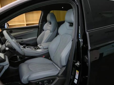 腾势N7内部扶手及头枕图4