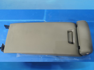 腾势N7内部扶手及头枕图6